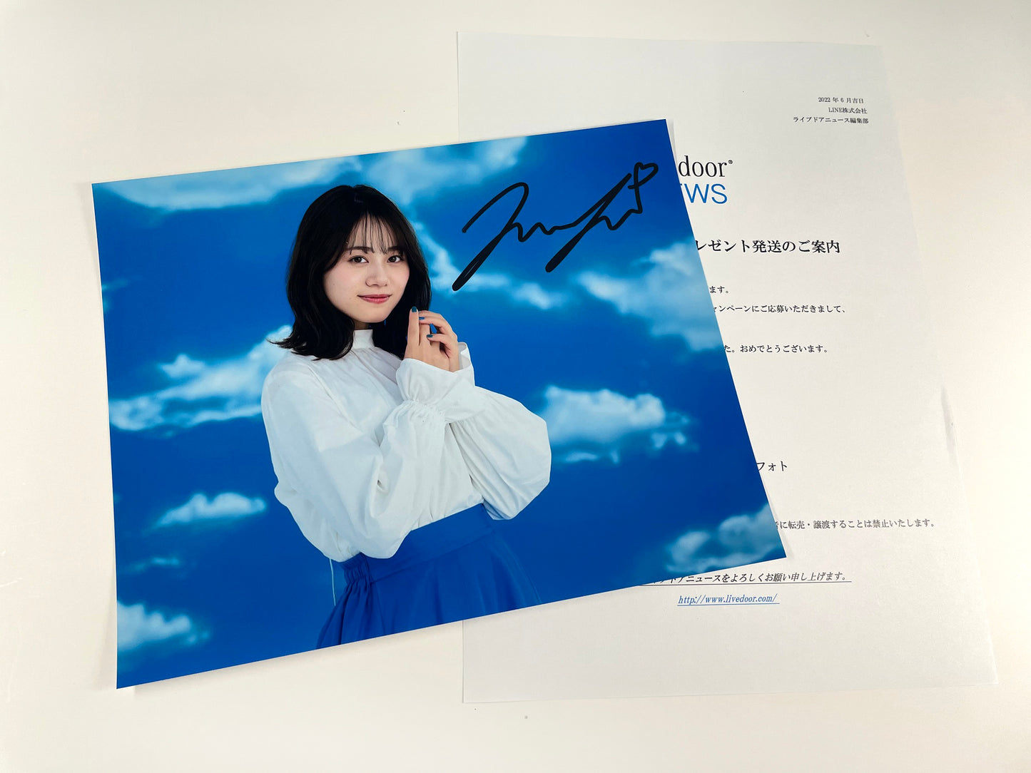 伊藤美来直筆サイン入り写真当選書付